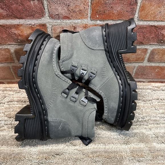 Dr. Martens Corran 3I 3-Eye Suede Heeled Boots Women’s Size 7 Grey Wednesday NEW - Picture 7 of 15